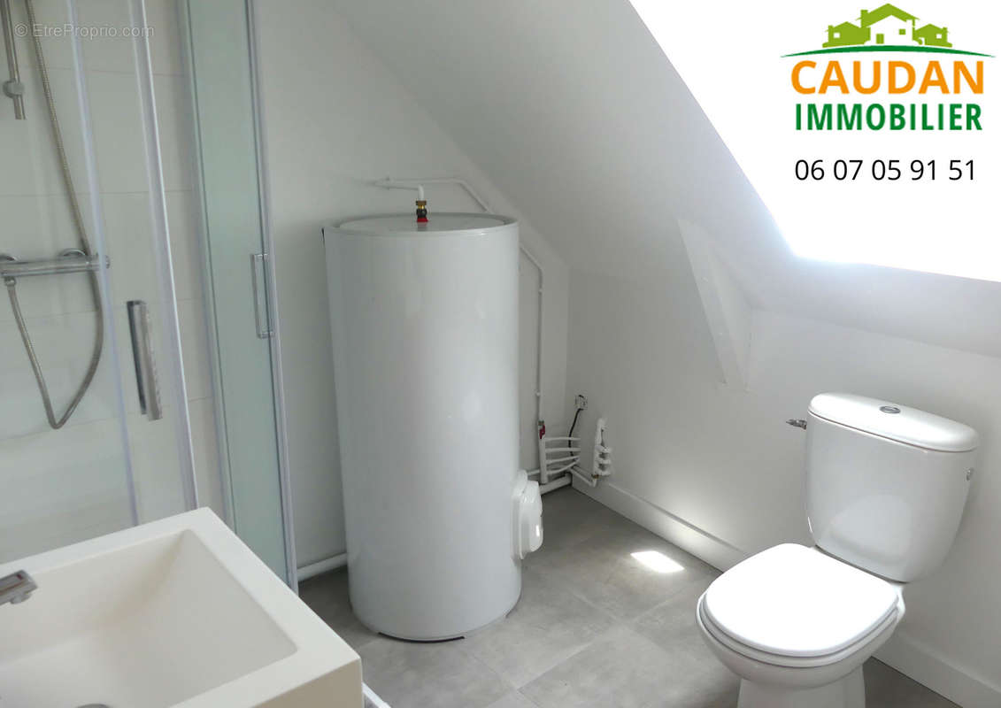 Exclusivité.

Maison en pierre comprenant au r.d.c. cuisine aménagée équipée ouverte sur séjour salon avec cheminée, wc. A l'étage, 3 chambres dont une avec rangement, salle d'eau récente.
Une cour à aménager à l'arrière de la maison.