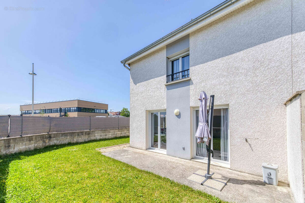 Maison à SAINT-DENIS-LES-BOURG