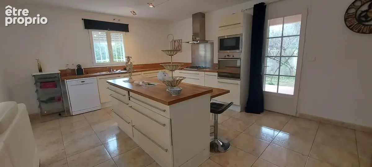 GARD. 30. GENERAC. Belle maison de 184 m2 de plain-pied sur terrain arboré de 1264 m² avec piscine - photo 3