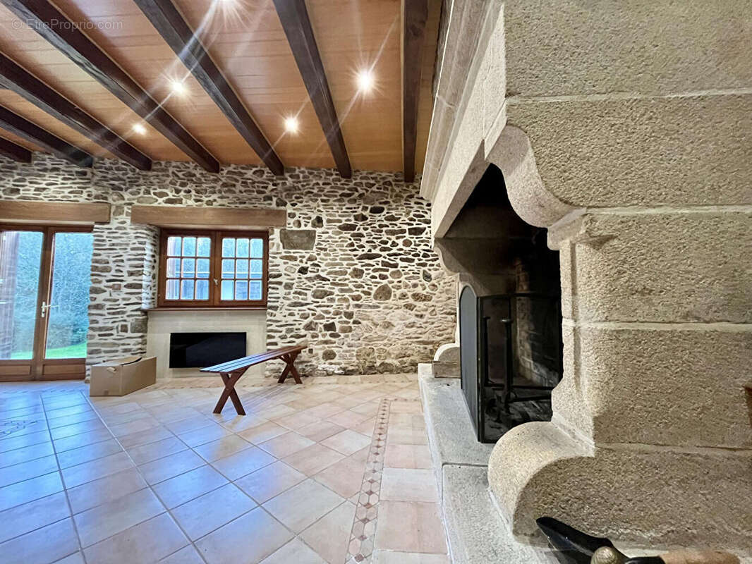 Maison à LANGROLAY-SUR-RANCE