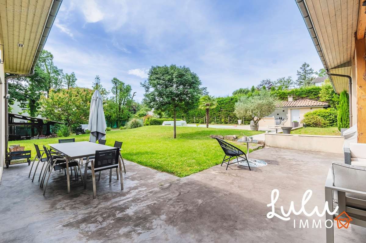Ecully - Maison de 312 m2 habitable avec piscine, garage et cave - photo 3