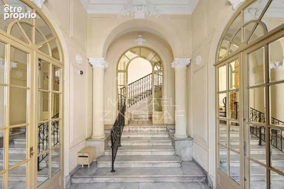Bel appartement plein de charme, situé dans un élégant immeuble ancien de caractère - photo 4