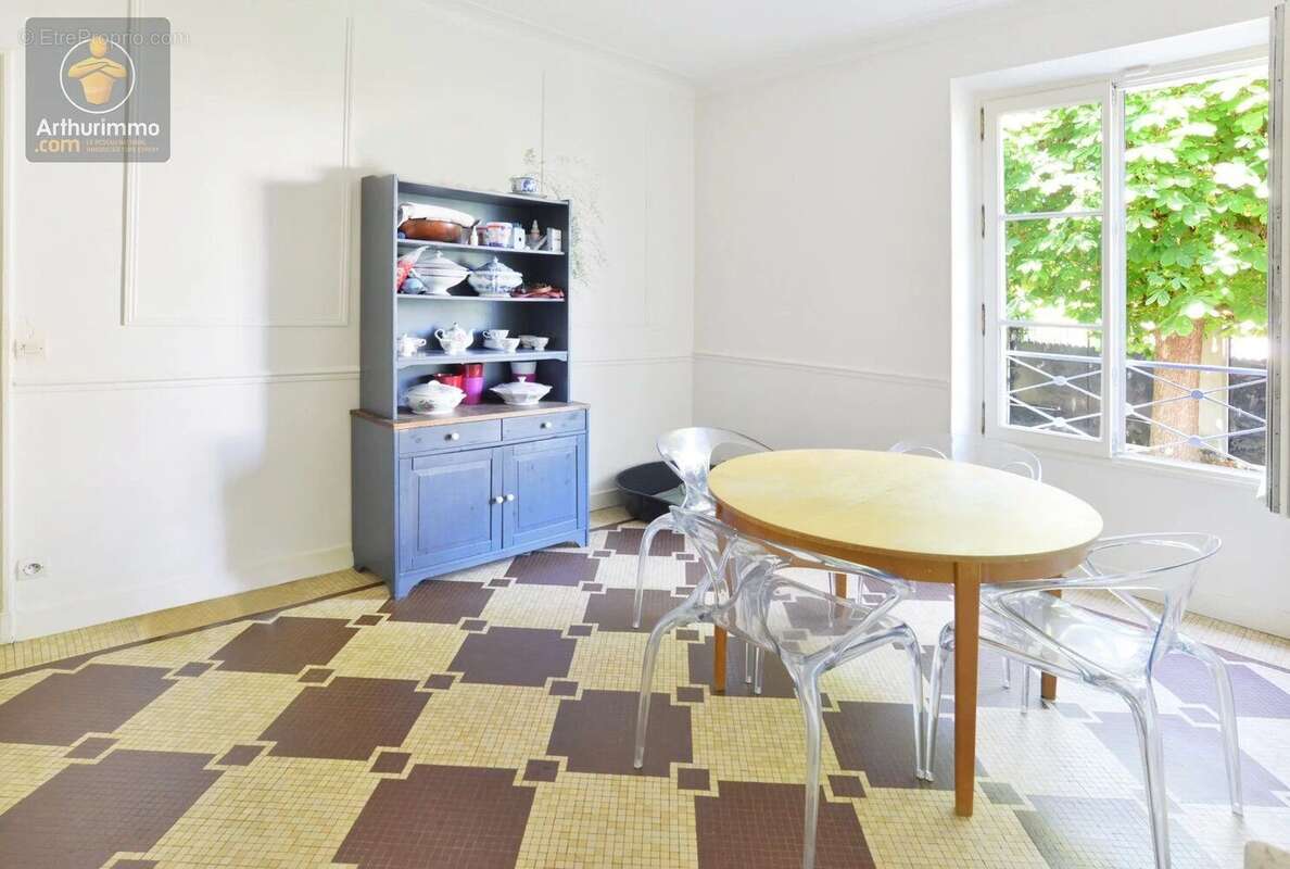 Maison à MANDRES-LES-ROSES