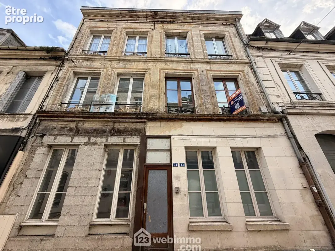 Dans un immeuble sécurisé et entretenu