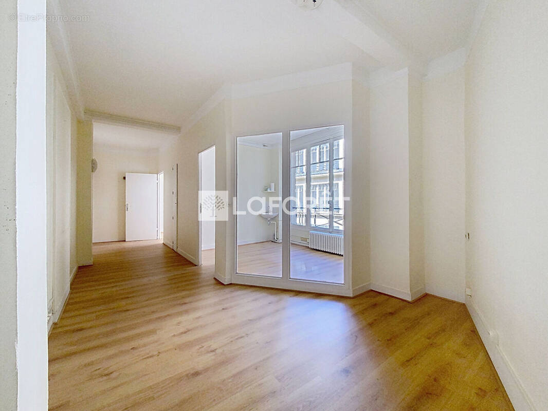 Commerce à PARIS-8E