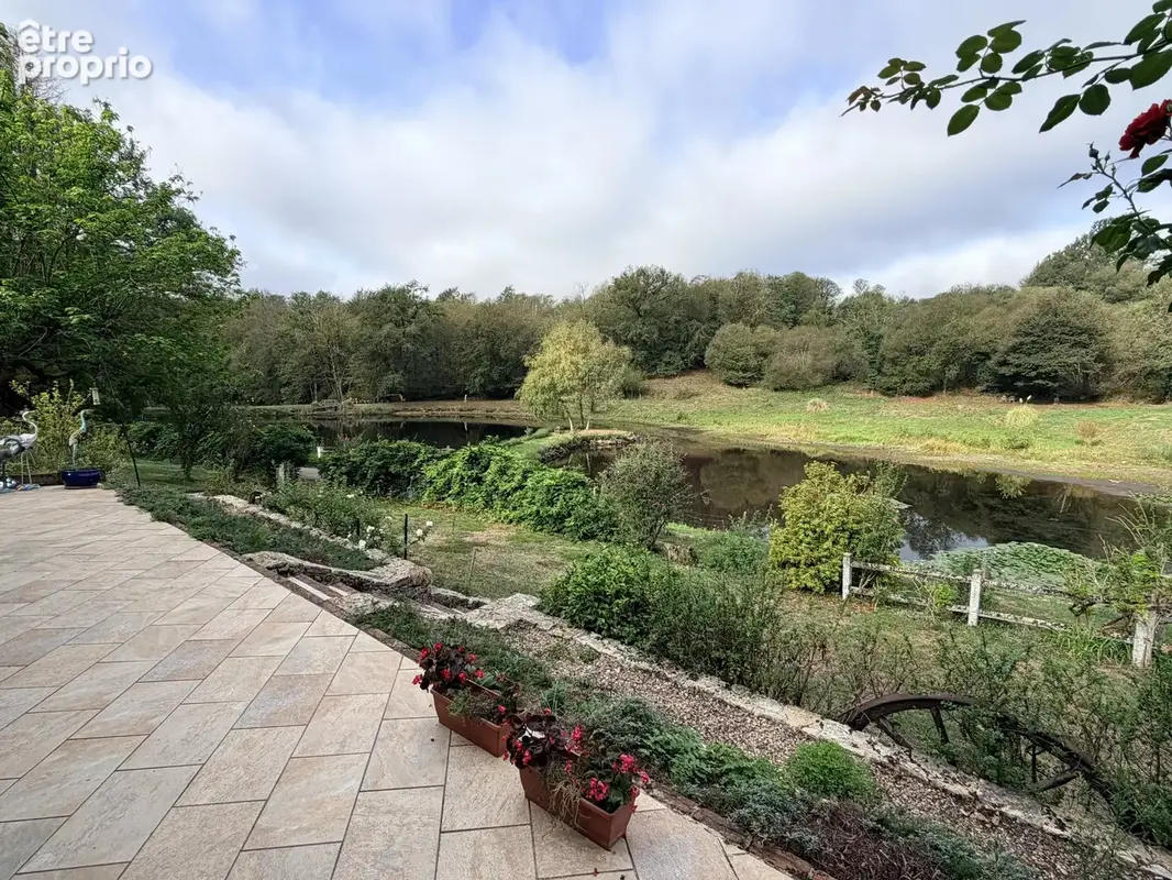 Une vue imprenable sur le lac, le tout dans un pavillon indépendant niché au cœur de magnifiques jardins privés. - photo 24