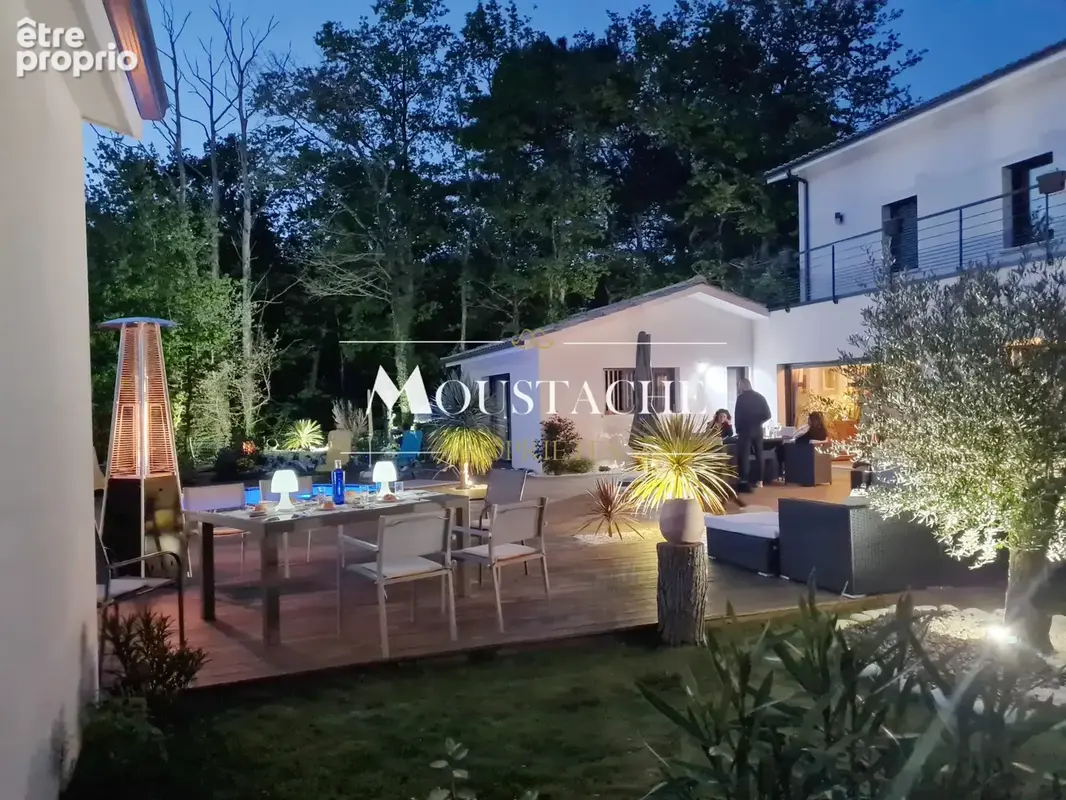 Superbe villa / maison contemporaine - avec piscine à 300m du centre-ville - - photo 12