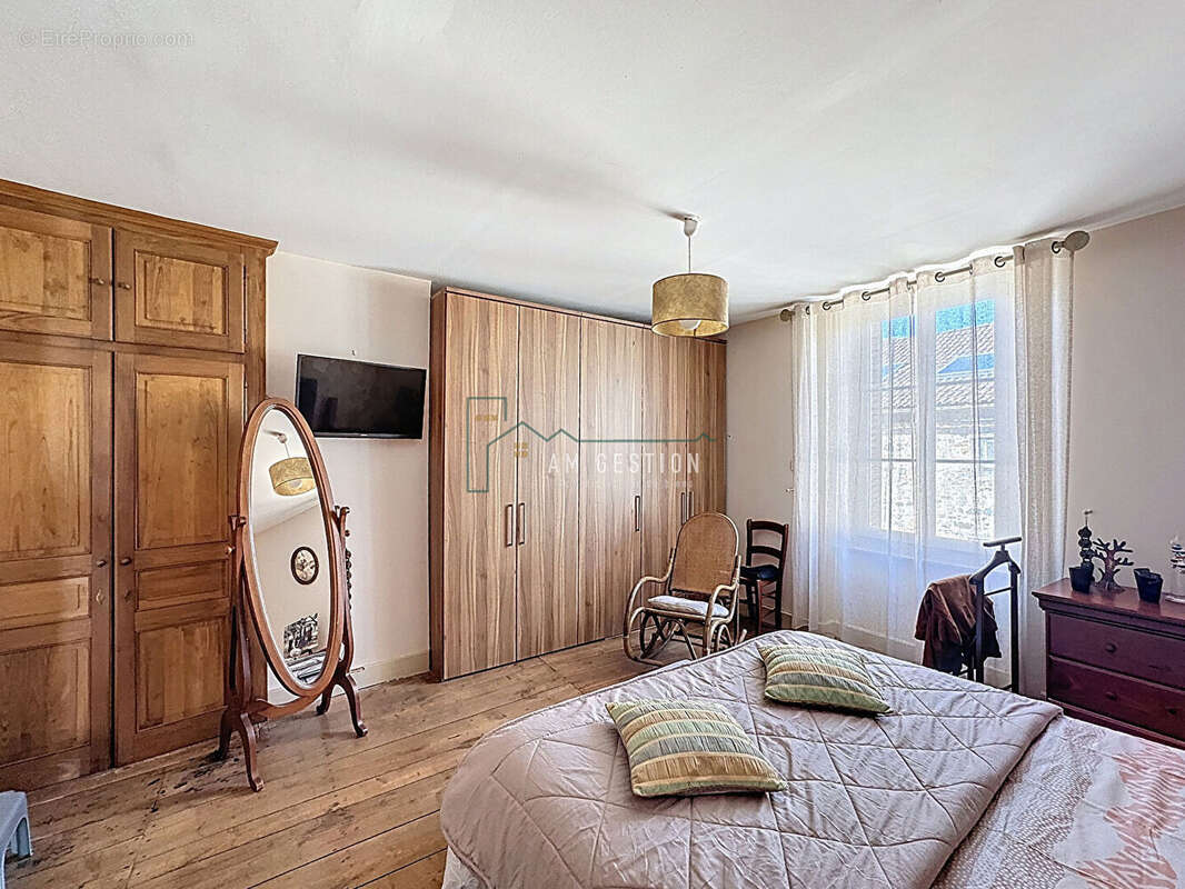 Maison à SAINT-LAURENT-SUR-GORRE