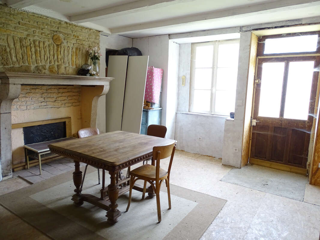 Maison à MONTIGNY-SUR-AUBE