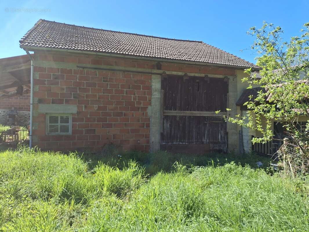 Grande maison familiale à rénover, grange, dépendances et plus de 2 hectares de terrain - photo 14