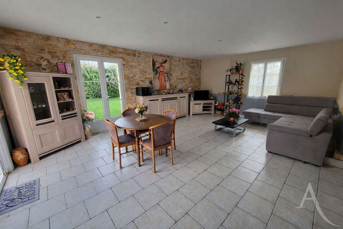 Maison à SAINT-ETIENNE-DU-BOIS