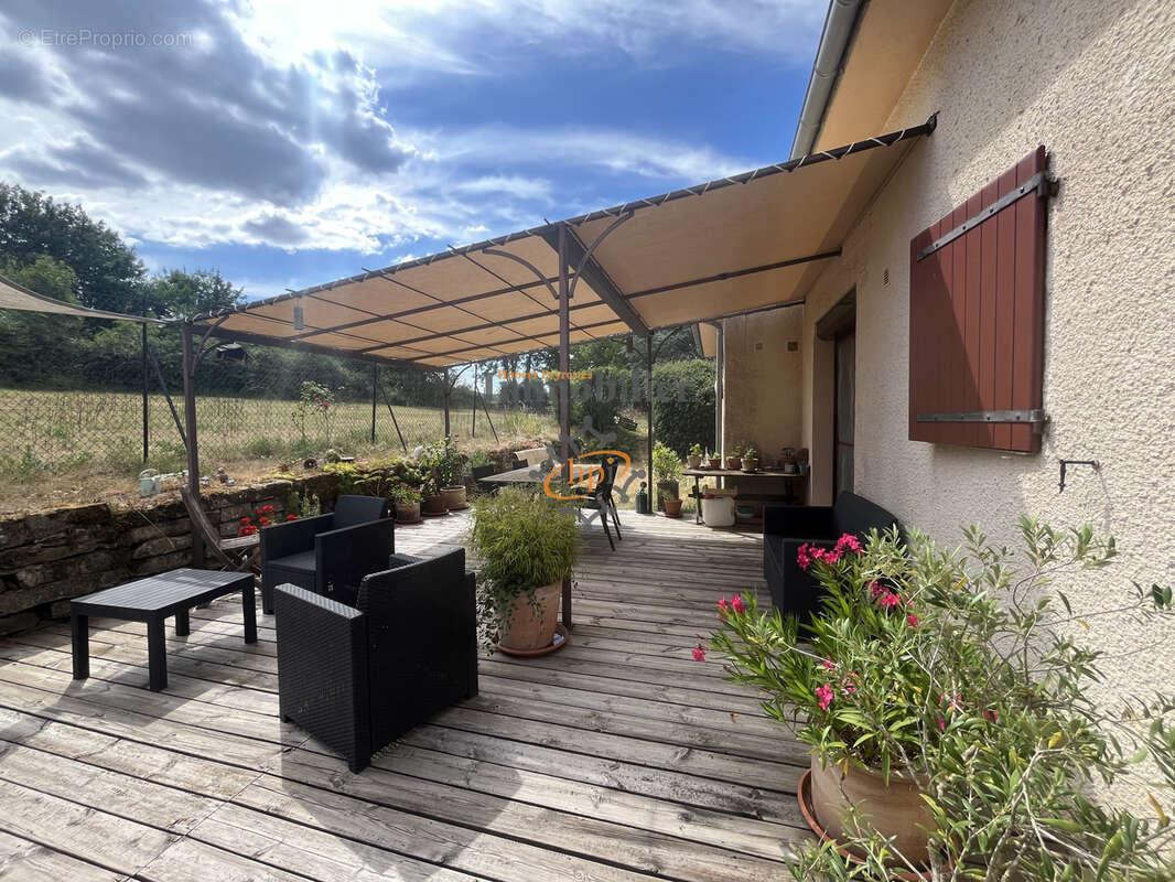 Maison individuelle avec garage, dépendances et terrain attenant. - photo 2