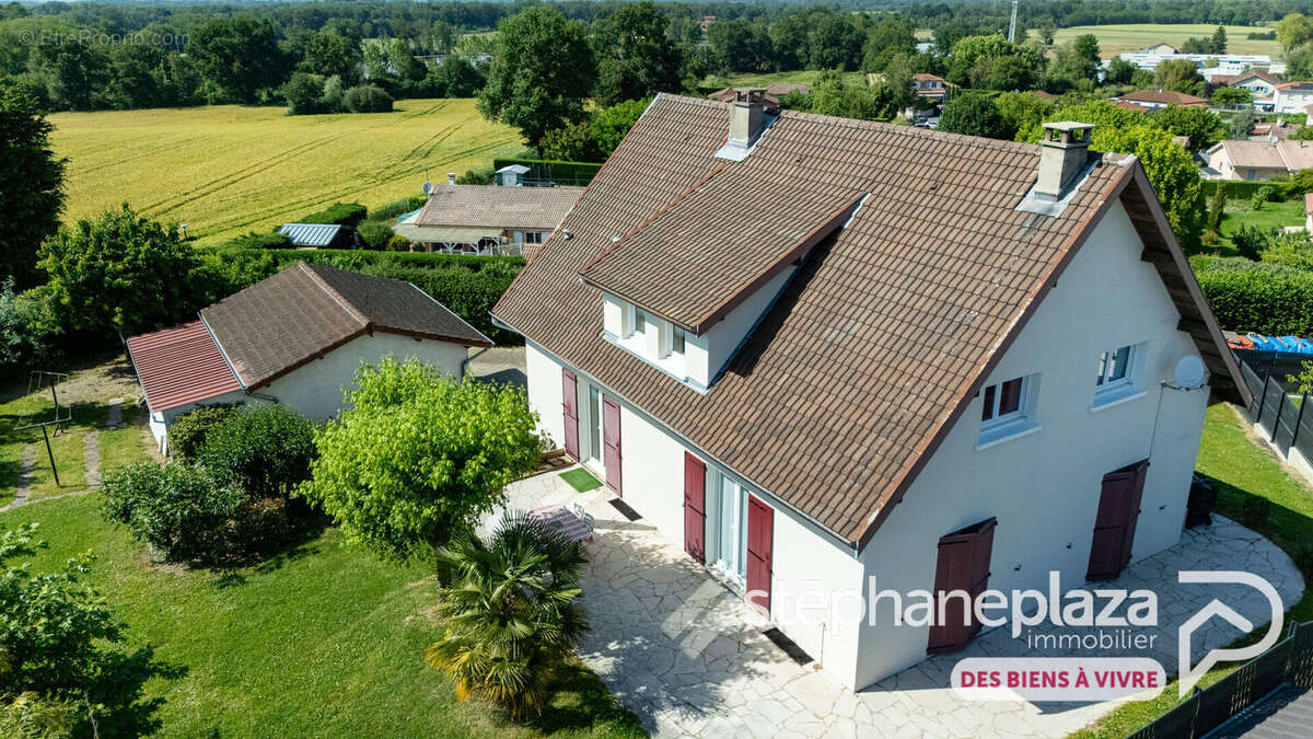 Maison rénovée 173m² habitables, 4 chambres, 100m² de sous-sol semi-enterré + garage double indépendant de 37m² - à CHALAMONT - photo 3