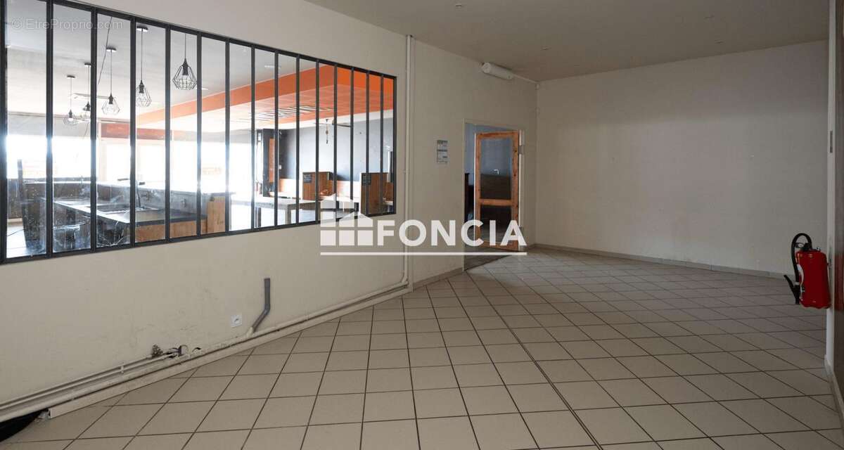 Local commercial avec parking - photo 4