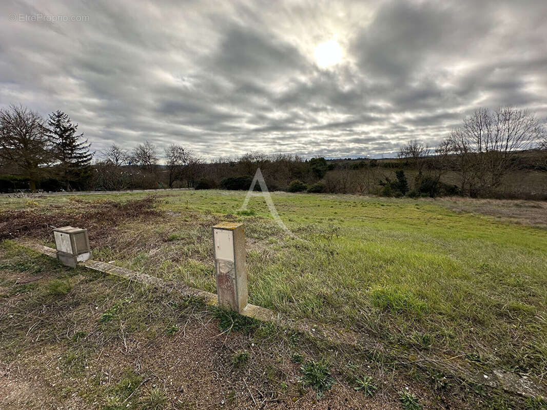 Terrain à LASSERRE-DE-PROUILLE