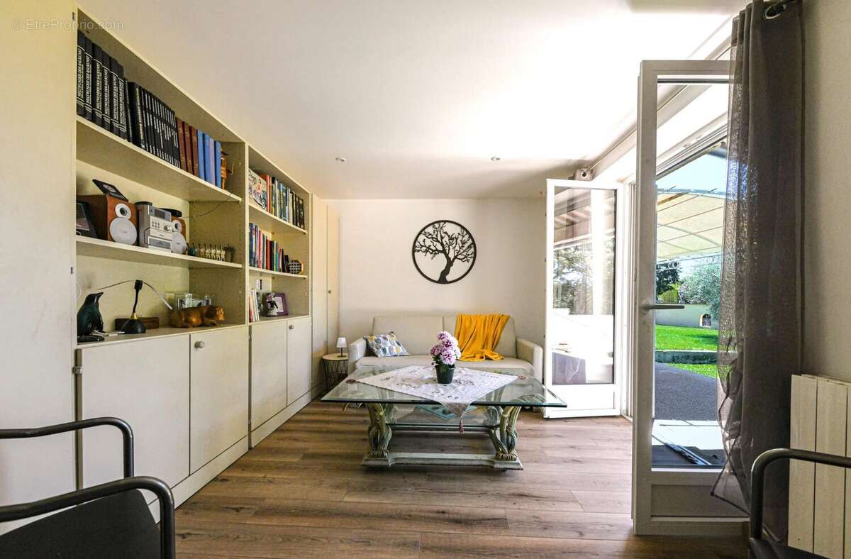 Maison méridionale de plain-pied de 167 m² avec jardin et piscine à 3.5 km du centre d’Uzès - photo 5