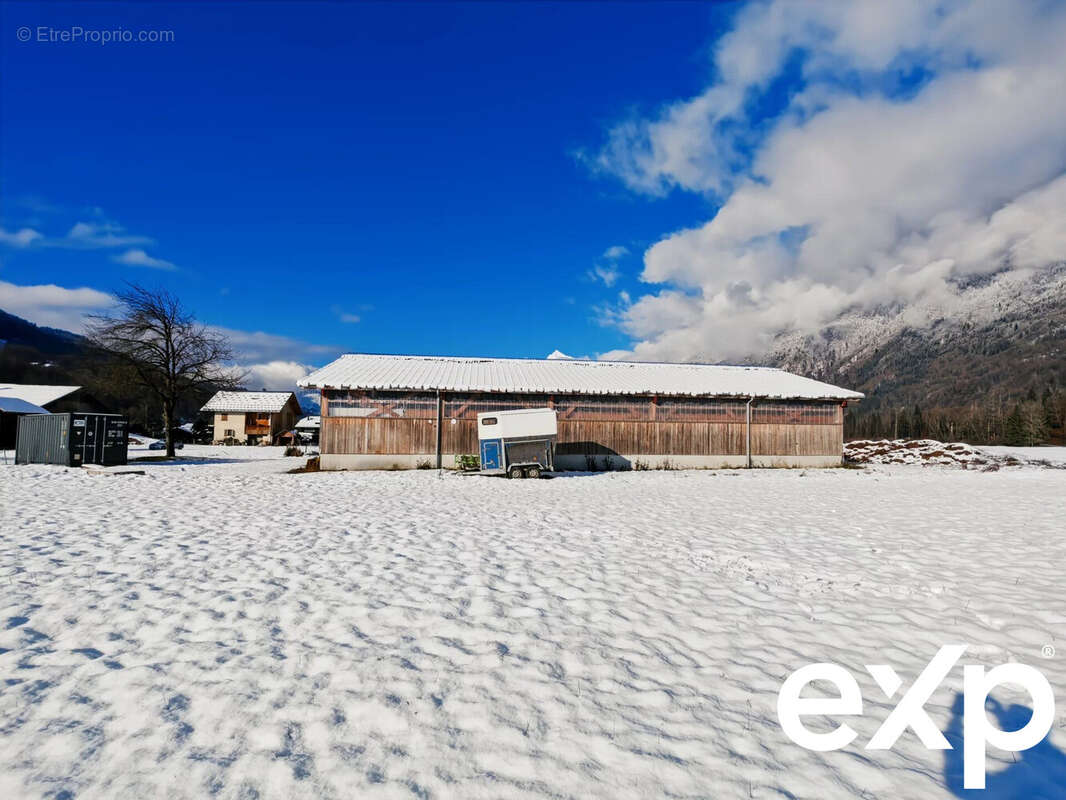 Commerce à LA RIVIERE-ENVERSE