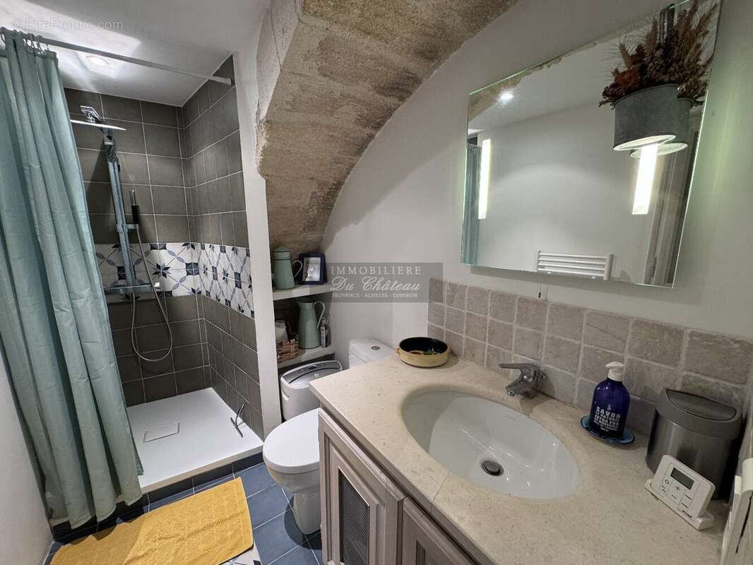 Gordes - Superbe Maison de village au calme avec vue panoramique, d'une superficie de 145 m², comprenant une piscine. - photo 16