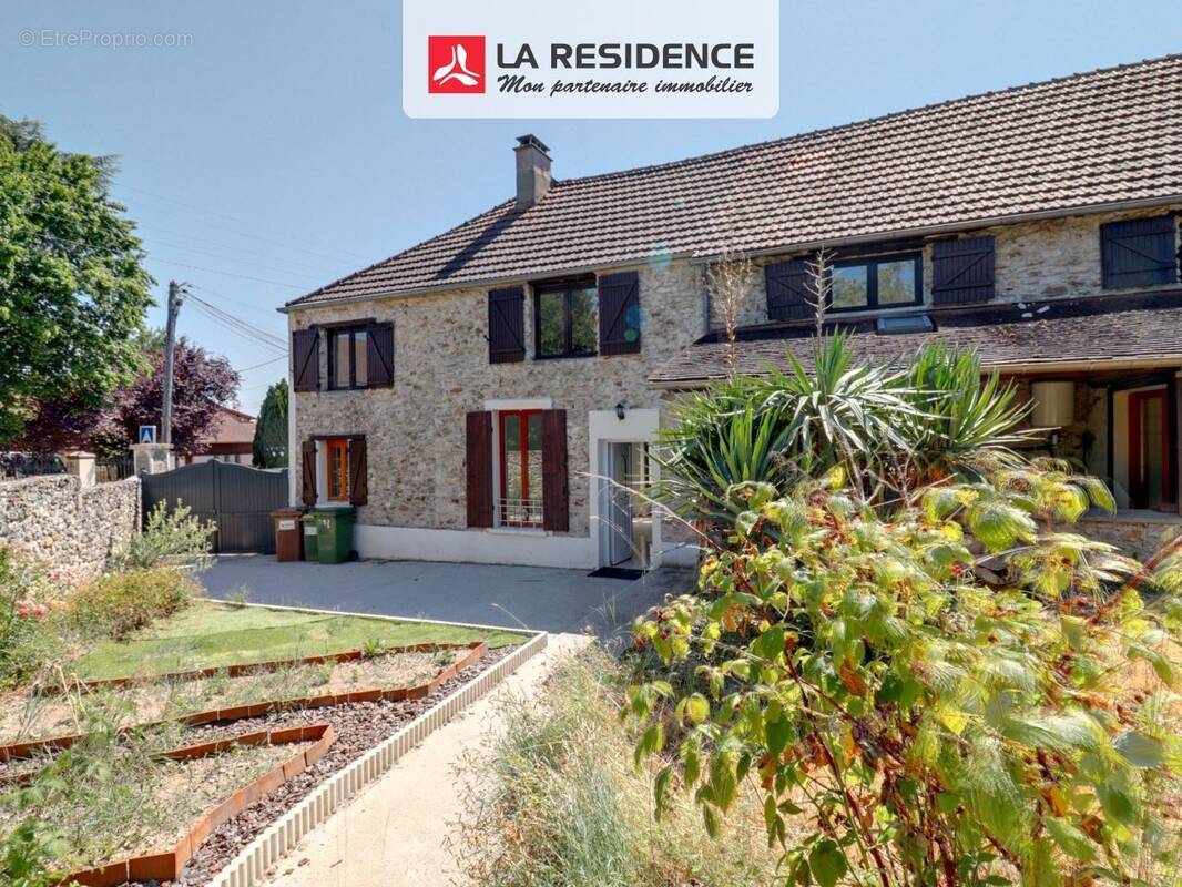 Maison à LA QUEUE-LES-YVELINES