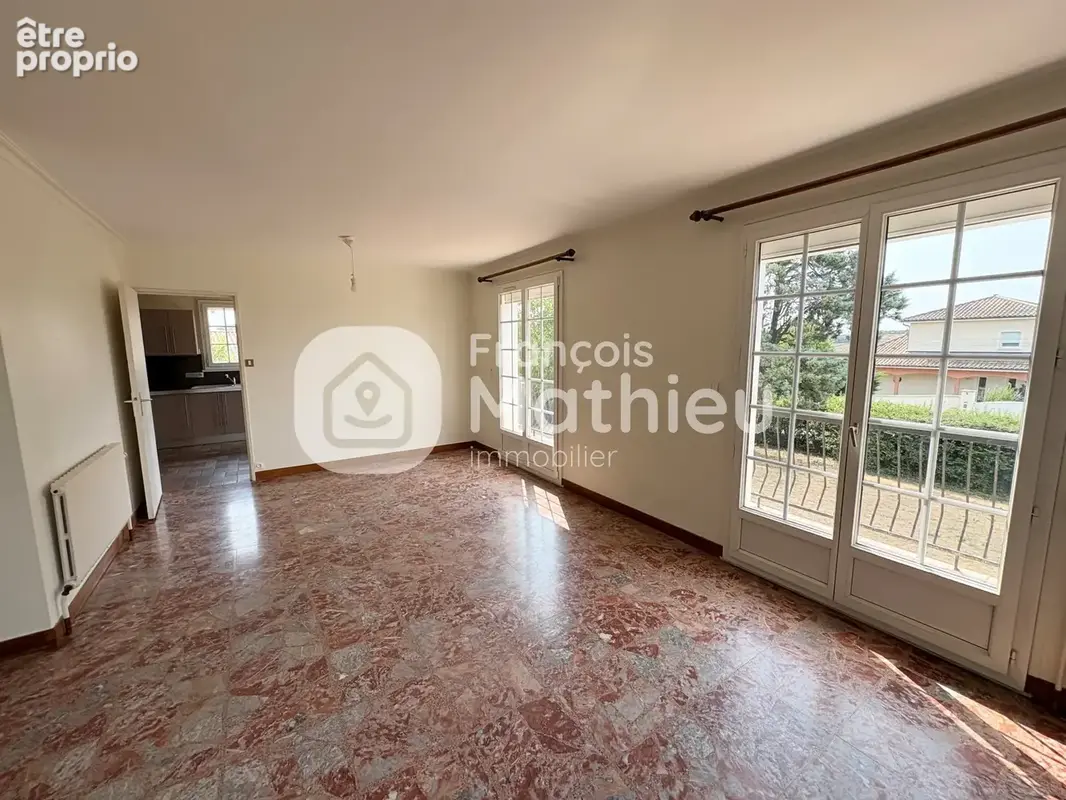 Ambérieux en Dombes : maison sus sous-sol 143m2 hab - 5 pièces + grand garage - 1 304m2 de terrain - photo 4