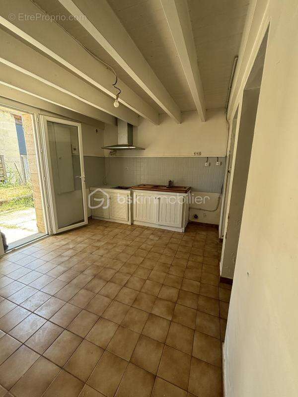 Maison De Caractère en Pierre à rénover De 90m2 -3 Chambres + Bureau - Jardin -Fort Potentiel - photo 3