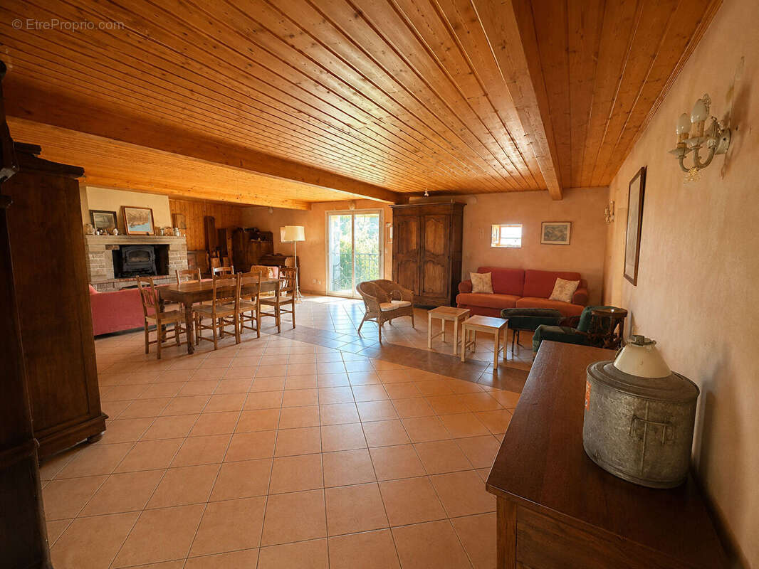 Ensemble immobilier de caractère avec revenus locatifs ? Combrailles - photo 3