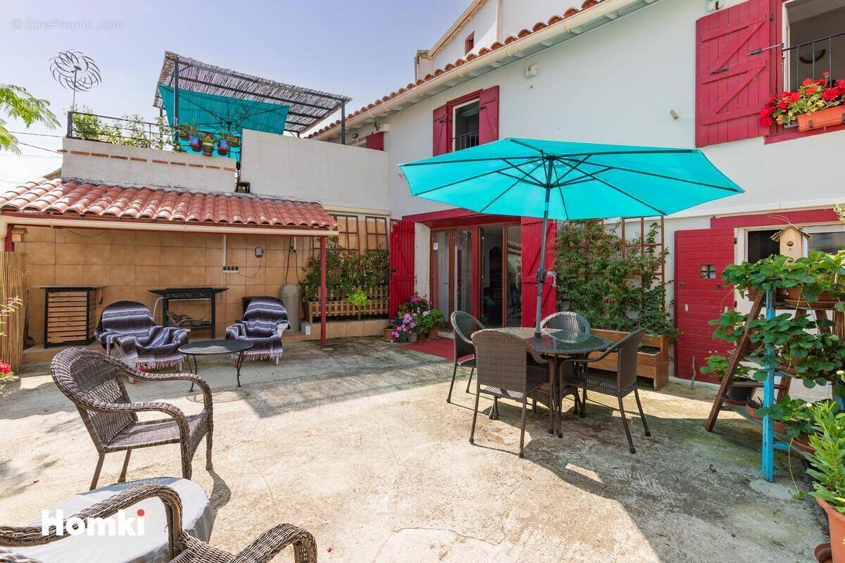 Maison à VILLENEUVE-LES-MONTREAL