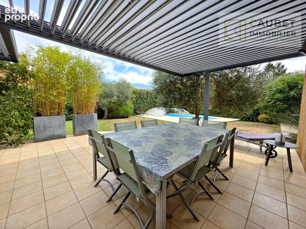 Maison familiale de 220,26 m² avec piscine et vue dégagée. - photo 2