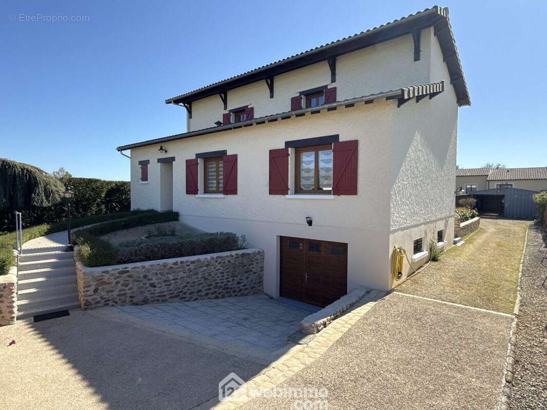 Maison sur sous-sol complet avec vie de plain-pied, 117 m2 habitables environ.