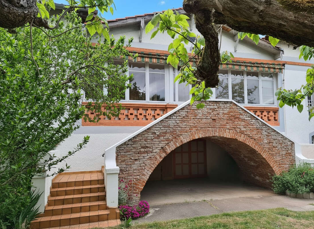 Propriété de caractère et de charme dans parc avec piscine et gites. - photo 9