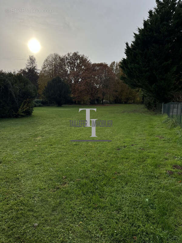 Terrain à ANTONNE-ET-TRIGONANT