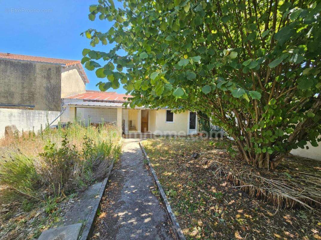 Charmante maison de plain-pied 90 m² deux chambres et un bureau –au Calme, très bon état et sans vis-à-vis ! ANGOULEME (16) - photo 8