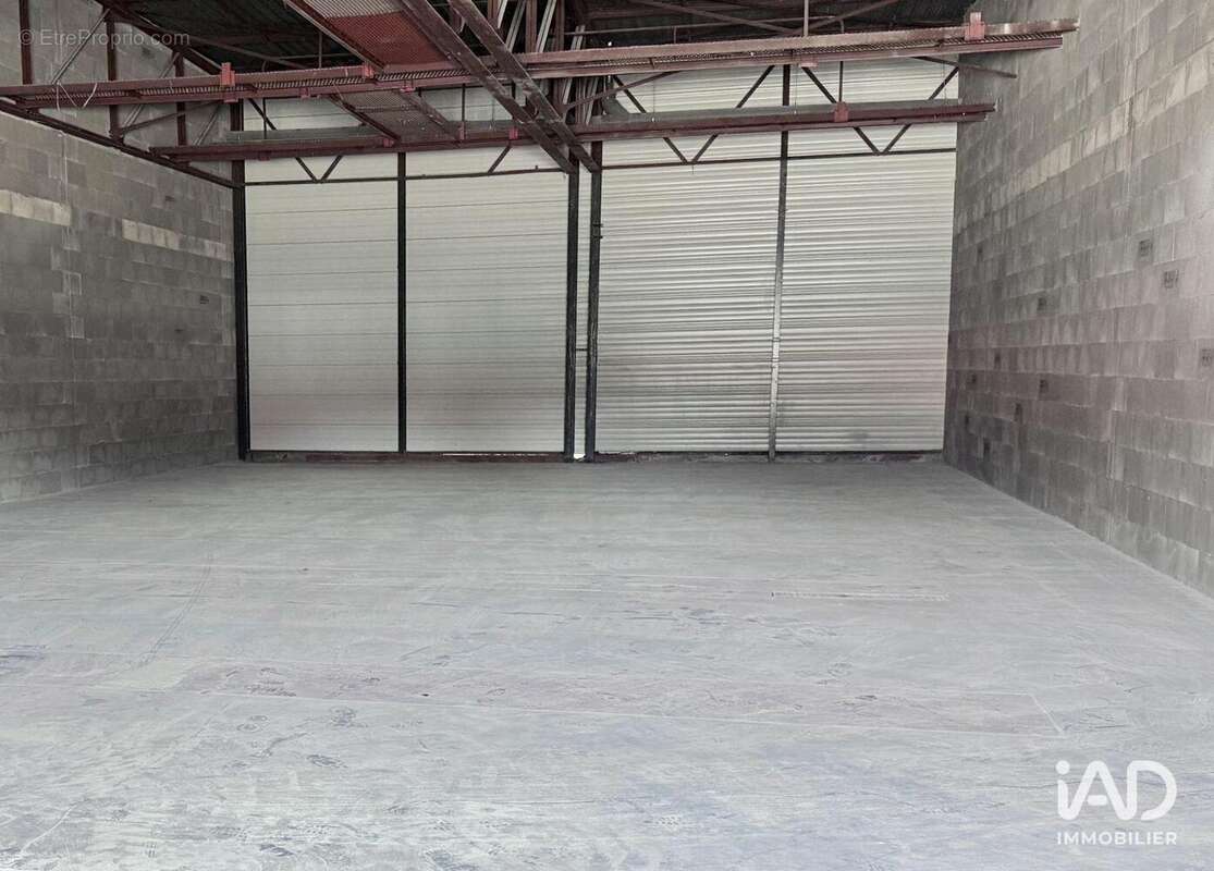 Photo 4 - Commerce à SAINT-ETIENNE-DE-CROSSEY