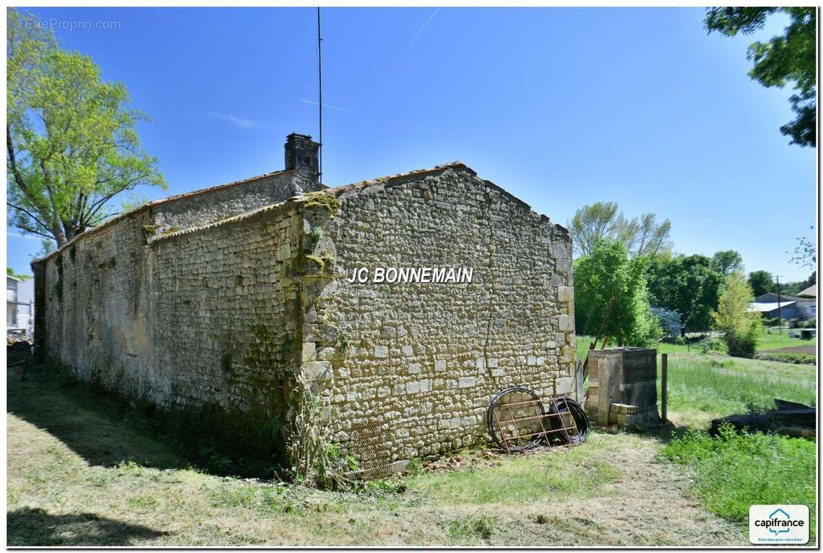A vendre sur 1,14 Ha - Maison 1 à Réhabiliter 200 m² / Maison 2 Habitable Immédiat CHERMIGNAC (17) - photo 5