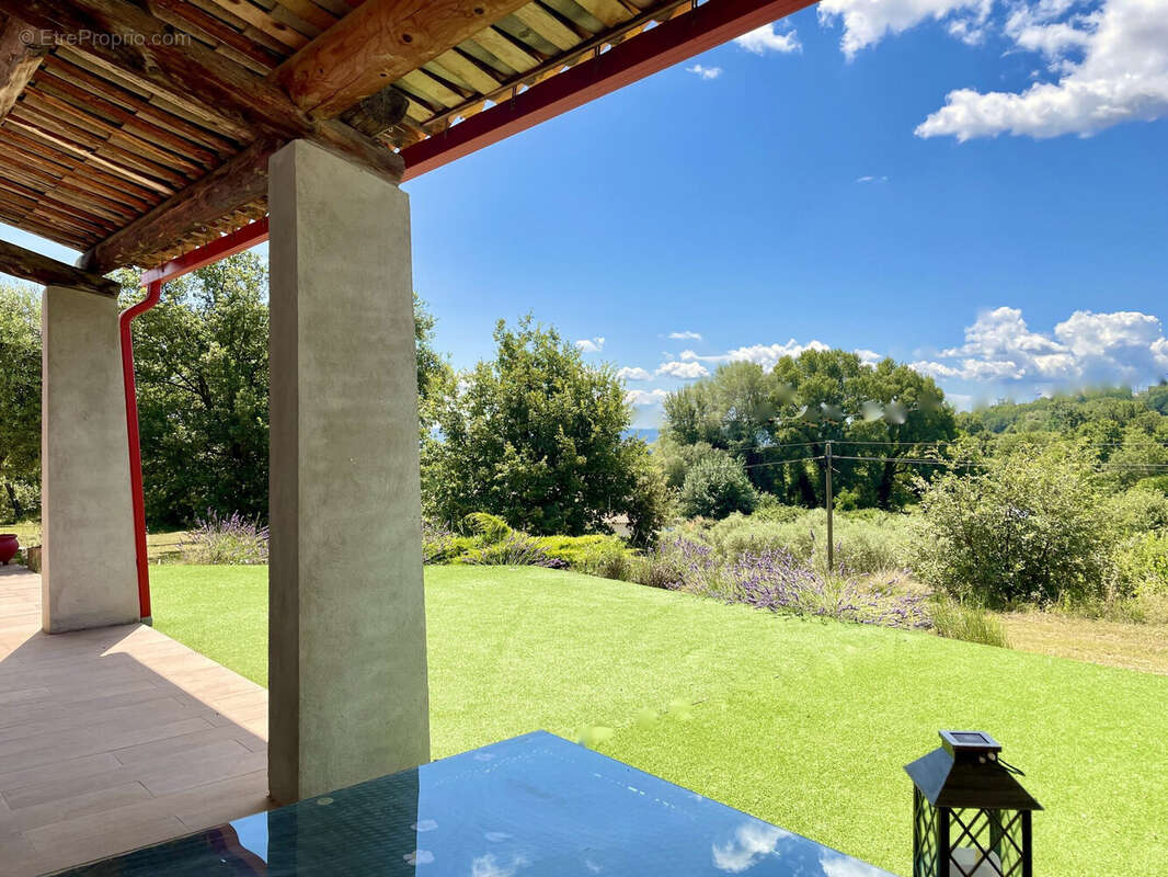 Dickjan POPPEMA d' eXp France vous propose cette magnifique villa avec 5 chambres, grande salon, piscine, grand jardin