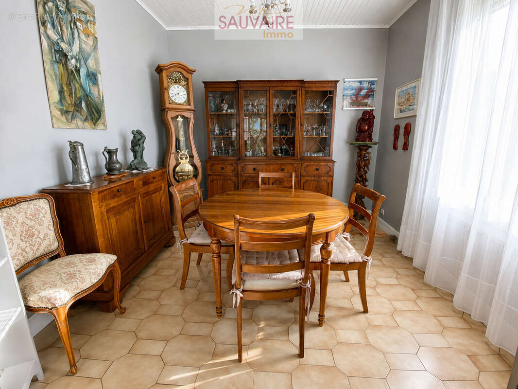 Maison à SAINT-LAURENT-DE-LA-SALANQUE