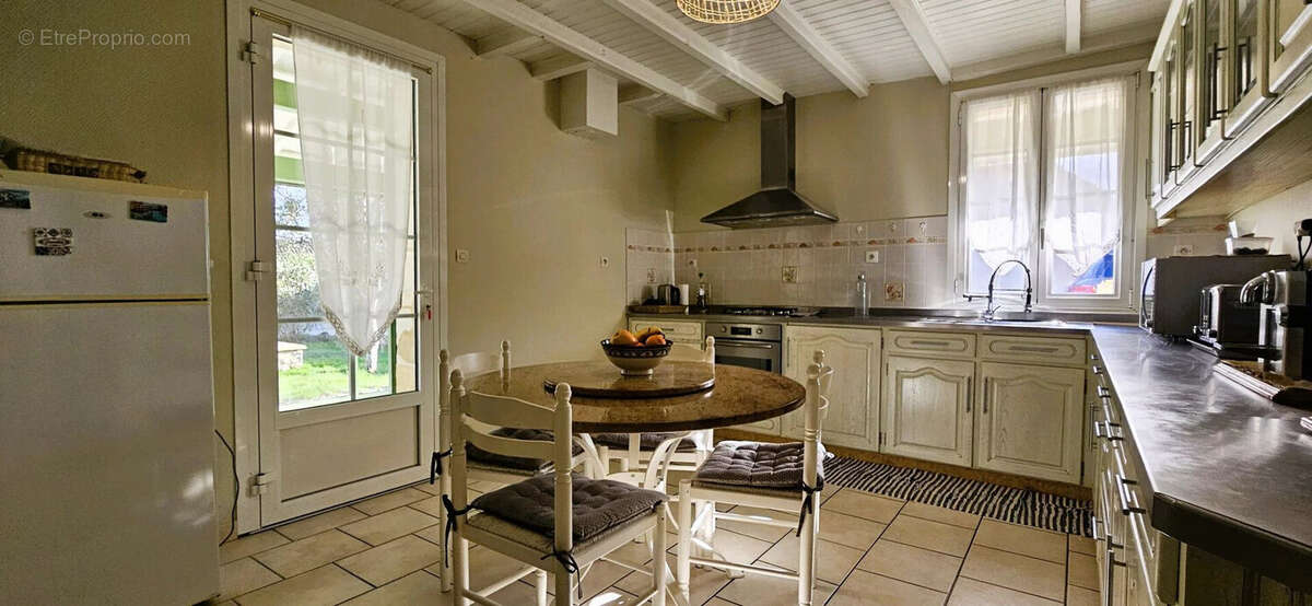 Maison 140 m² à Saint-Laurent-Des-Vignes  - photo 6