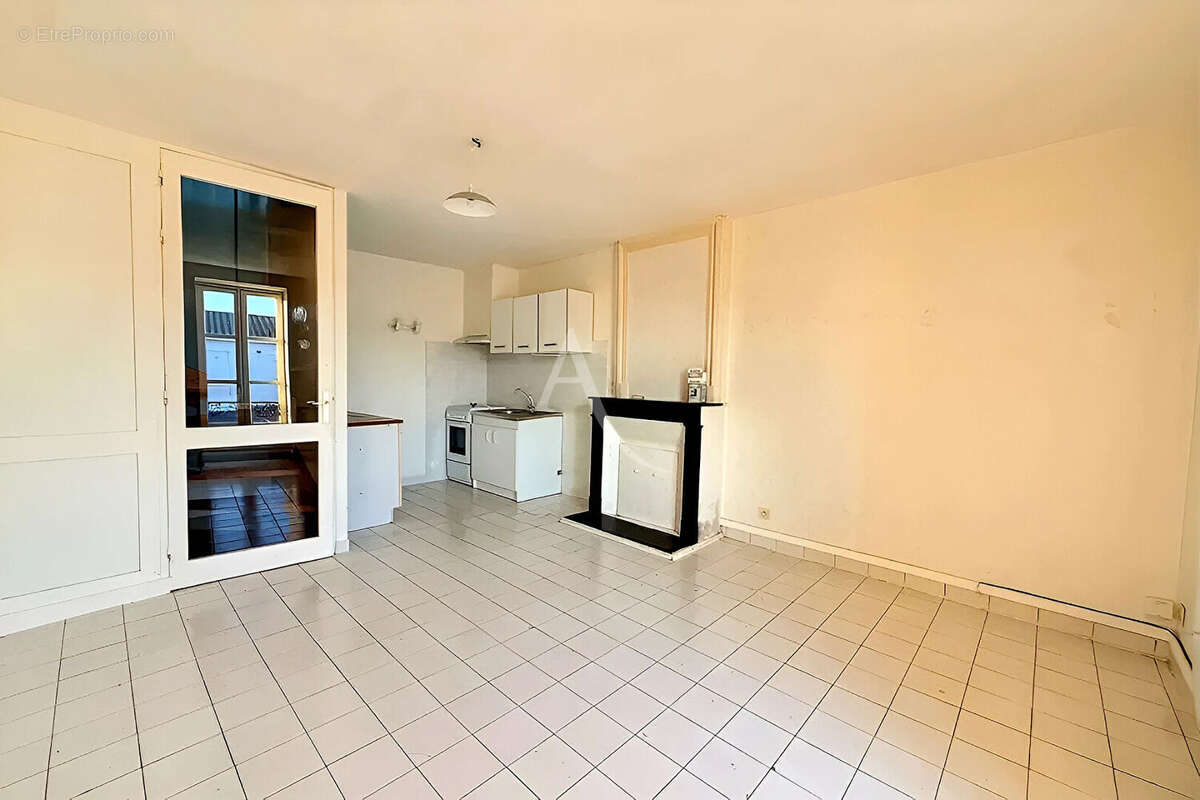 Maison à CHAMPAGNE-LES-MARAIS