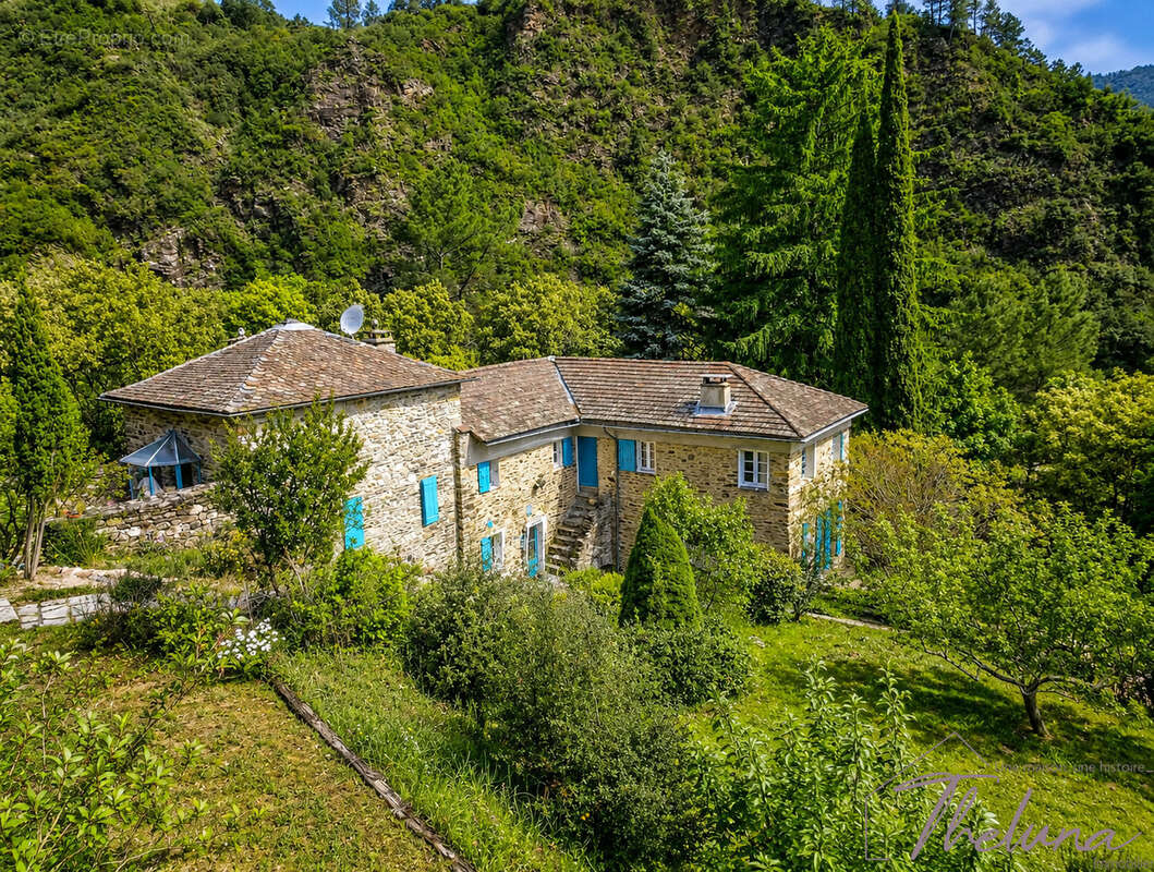 Propriété Exceptionnelle de 7 hectares en Cévennes avec forêt, jardin paysagé, piscine et bord de rivière - photo 17