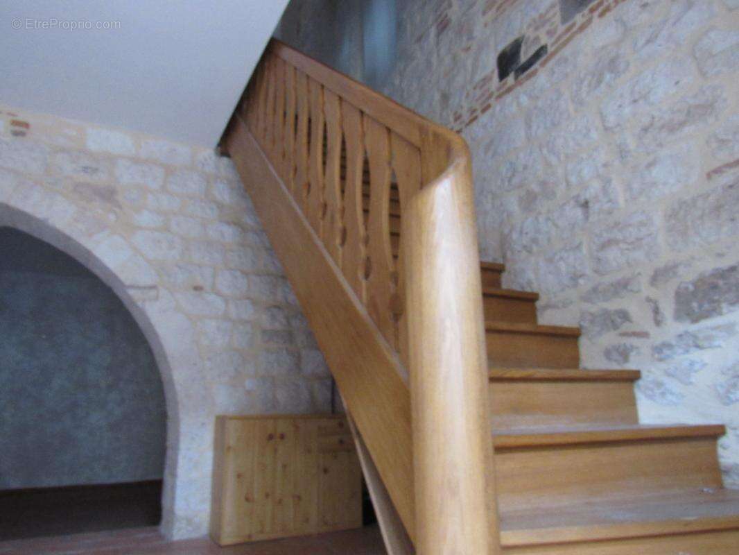 Grande maison medievale  de village entierement renovee dpe en b avec une petite maison qui sert de garage   290000€ - photo 10