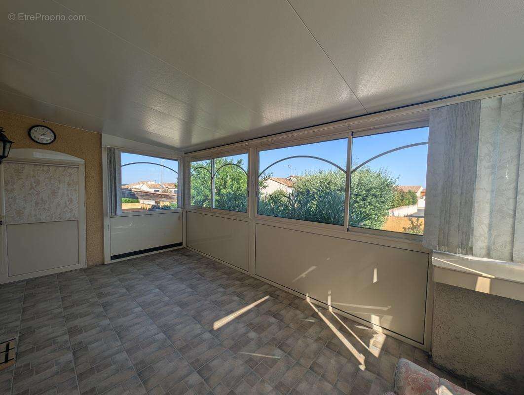 ROUJAN – Villa 4 chambres en parfait état - photo 17