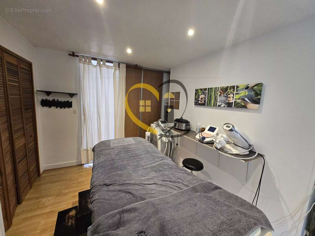 Ensemble immobilier local commercial et appartement à Henrichemont - photo 2