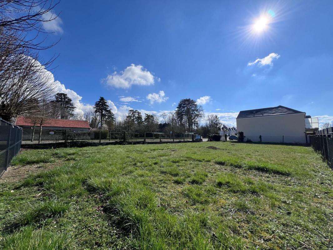  Terrain à bâtir de 553 m² à Beaugency : Quartier Prisé, Clôturé & Libre de Constructeur - photo 3