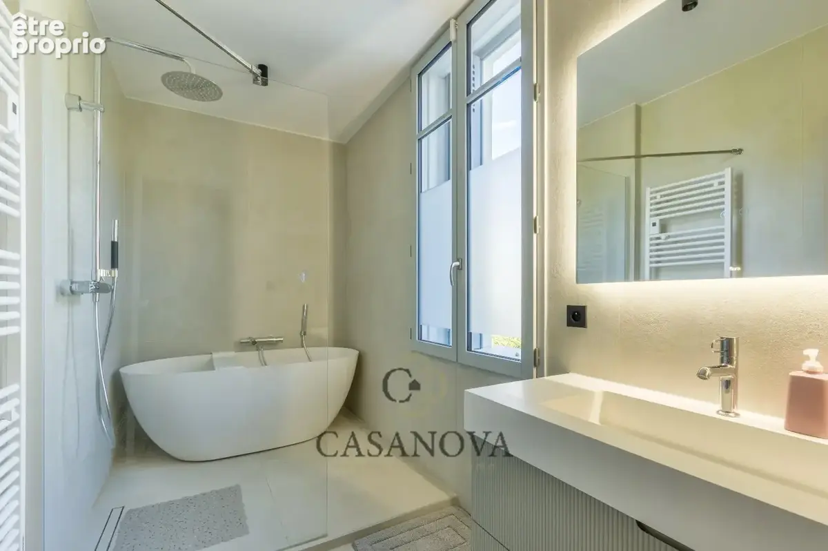 Maison de caractère rénovée avec jardin paysager, piscine et garage aux Arceaux à Montpellier - photo 18