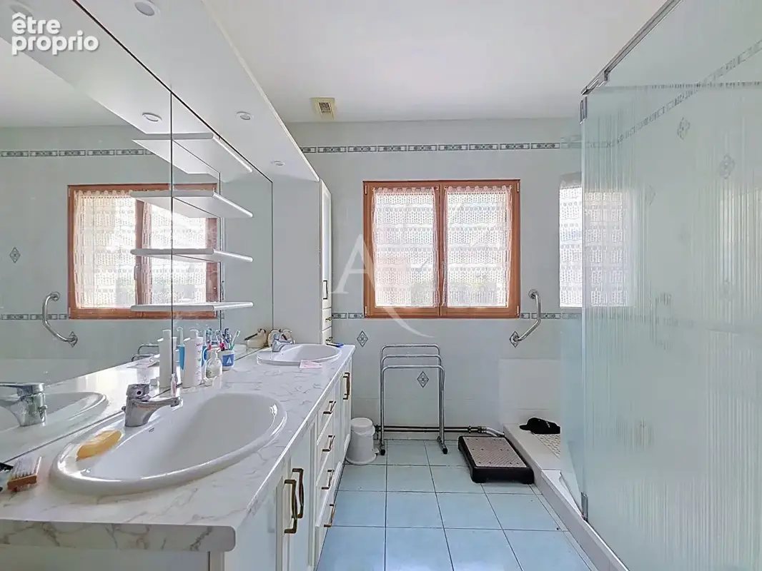 Maison de plain pied de 192m²  Saint-Jean-De-Linières - photo 8