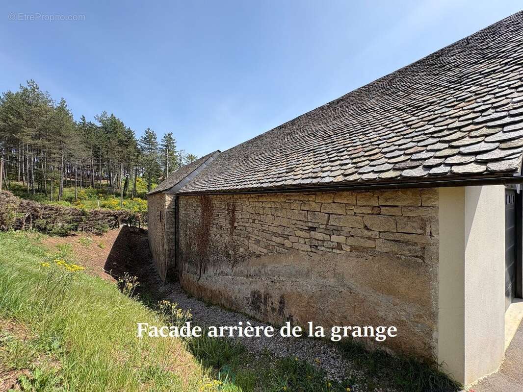 Propriété d'exception  274 m² habitables + 699 m² de dépendances et garages - photo 17