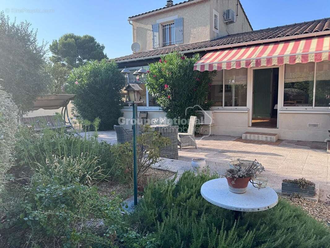 À vendre Châteaurenard Maison 4 chambres possible, jardin 600 m², spa, garage, quartier résidentiel - photo 3