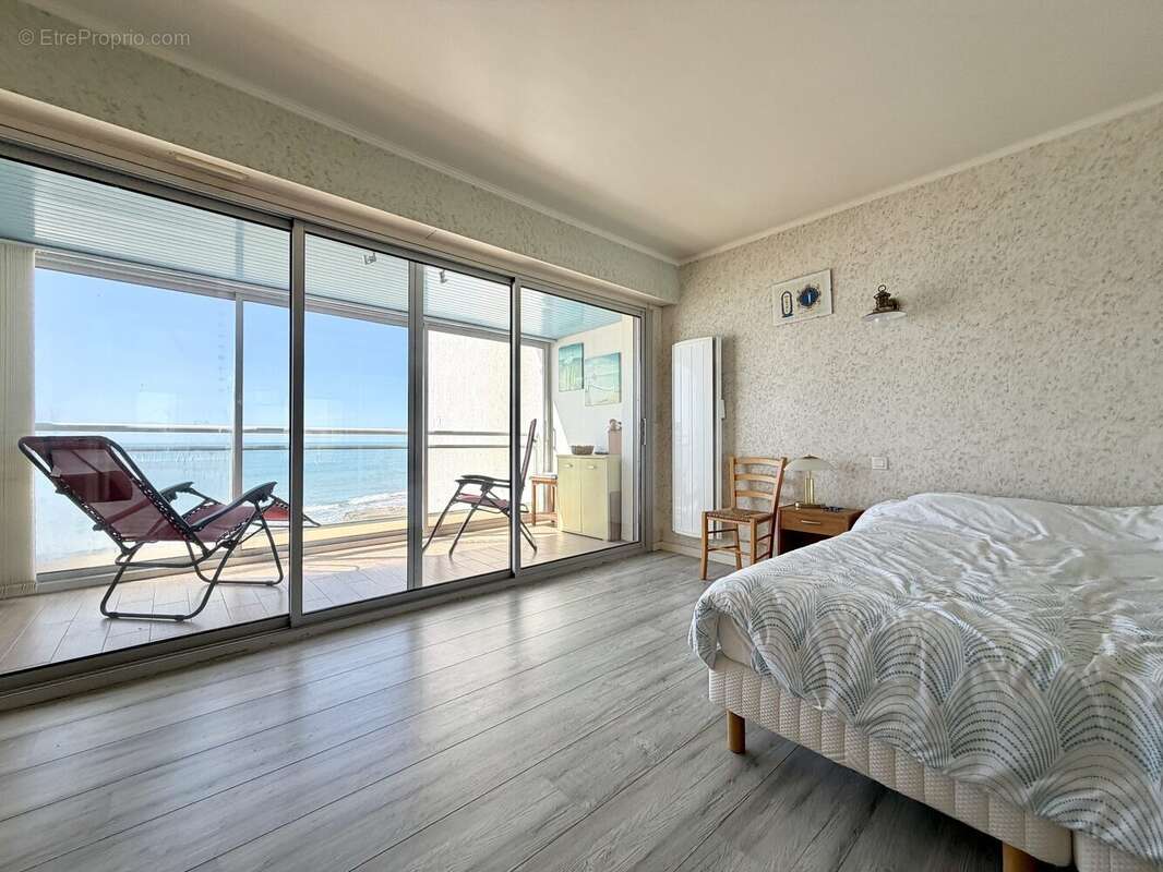 Chambre 1 avec loggia - Appartement à SAINT-HILAIRE-DE-RIEZ