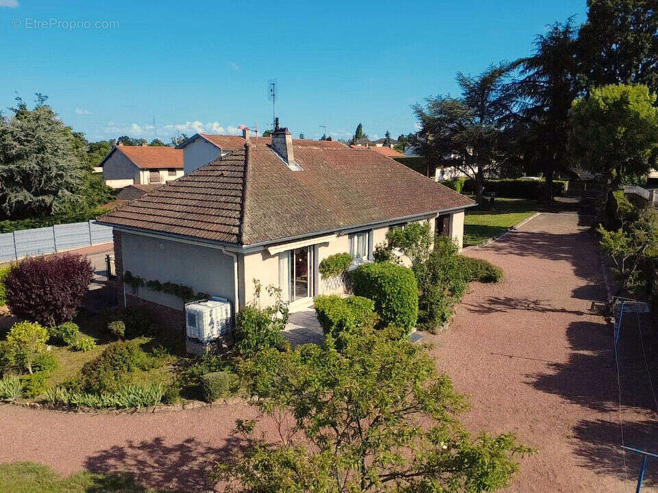 Maison 138 m² à Commelle-Vernay  - photo 4
