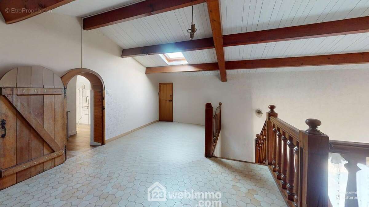 et également à une mezzanine, idéale pour un bureau ou piece de jeu pour les enfants. - Maison à JARD-SUR-MER